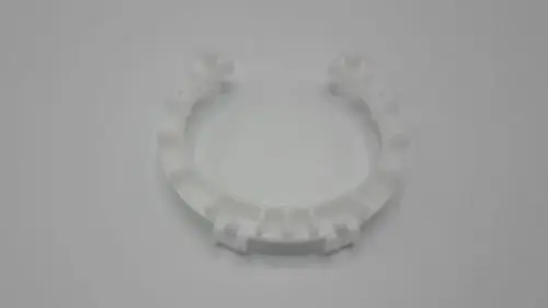 Weiße Kunststoffschelle mit mehreren Halterungen, geeignet für die Montage, möglicherweise verwendet für Huba Luftdruckschalter oder ähnliche Anwendungen von Remeha.